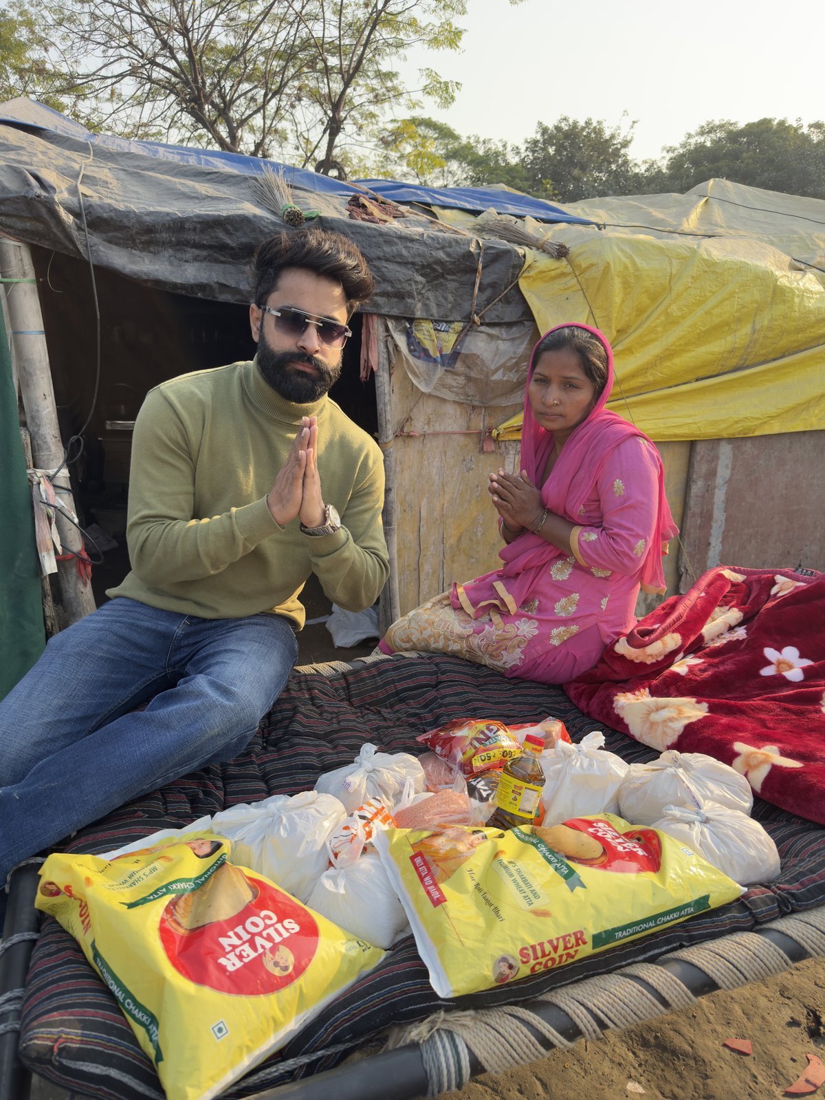 Direct humanitarian aid, food kits and essential supplies distribution